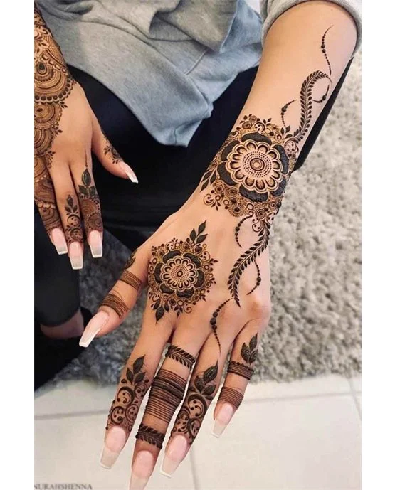 Artistic Composition Using Loop Back Hand Mehndi Design